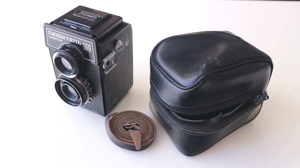 LUBITEL 166 universal LOMO TLR Camera Medium Format 6x6. S/N: 90017594 - Image 2